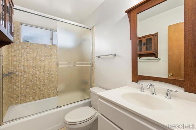 8415 Sugarman Dr, La Jolla CA: https://media.crmls.org/mediaz/ff32247d-287e-482d-9db0-48feec37fabe.jpg