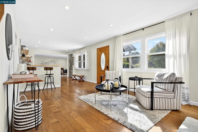5774 Friar Ct, El Sobrante CA: https://media.crmls.org/mediaz/ff325c28-f608-4c86-9272-d2e7b88d2e67.jpg