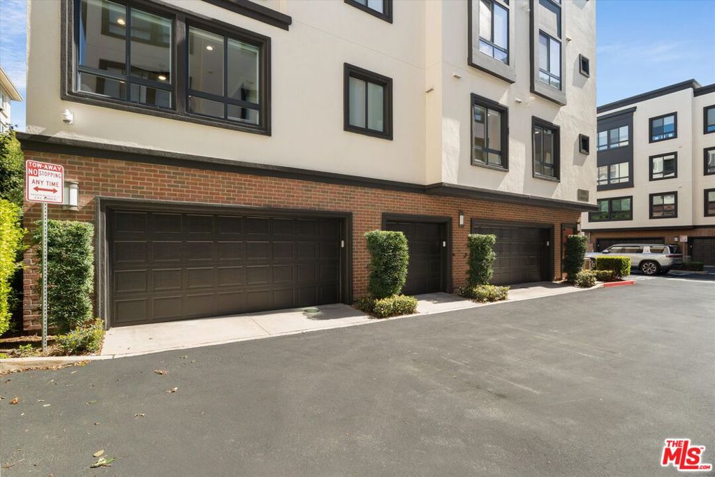 https://media.crmls.org/mediaz/ff332a59-a3a1-40d2-995e-6d0e7ca14f8b.jpg?preset=X-Large