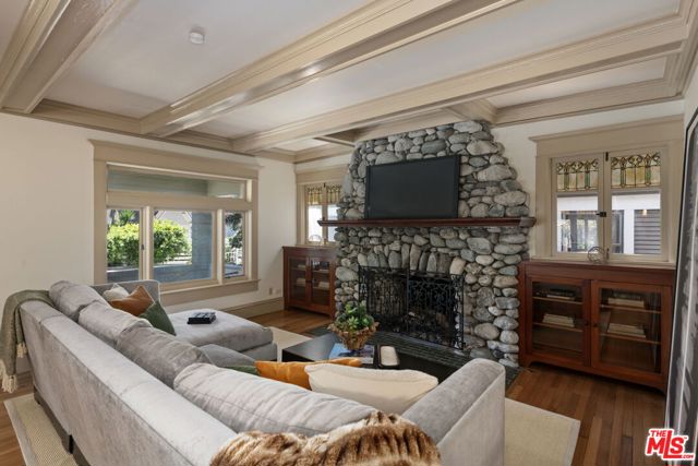 21 Park Avenue, Venice CA: https://media.crmls.org/mediaz/ff345a1e-7a45-4528-aed6-c18770ec436d.jpg