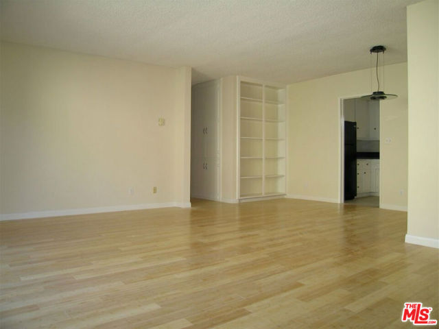 2803 Arizona Avenue, Santa Monica CA: https://media.crmls.org/mediaz/ff353fe9-a2a8-4bf8-899d-5c493fedd755.jpg