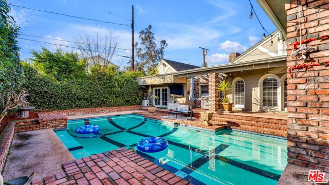 4559 Morella Avenue, Valley Village CA: https://media.crmls.org/mediaz/ff35502c-70fe-4826-b2b1-4da8949eef1a.jpg