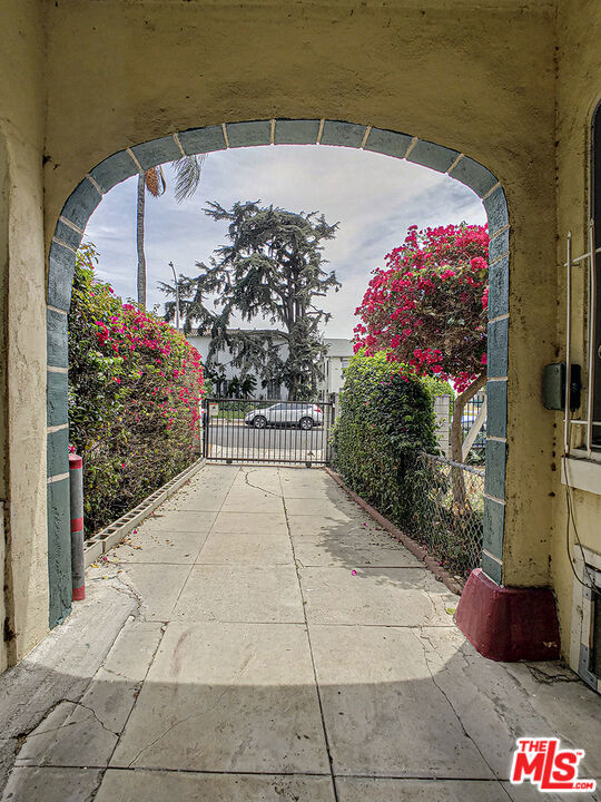 https://media.crmls.org/mediaz/ff3573ae-552d-4290-9f7f-b2645953605b.jpg?preset=X-Large