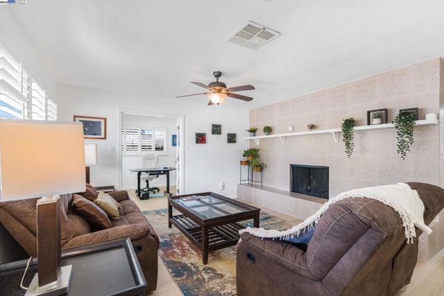 548 Sonoma Ave, Livermore CA: https://media.crmls.org/mediaz/ff37082a-5bc1-469f-9d74-80ae57087bd8.jpg