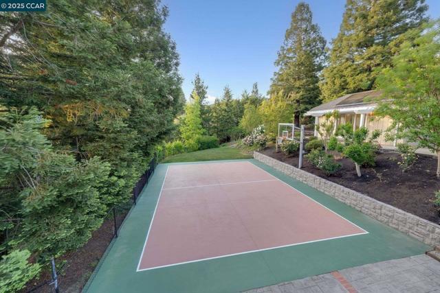 9 Irvine Drive, Moraga CA: https://media.crmls.org/mediaz/ff386176-b8ec-4b67-ae56-70f1ac5637a7.jpg