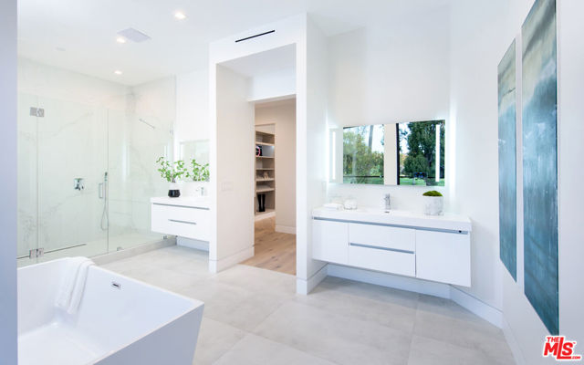 12720 Montana Avenue, Los Angeles CA: https://media.crmls.org/mediaz/ff38a512-3d06-4eeb-bca5-2a68784456b3.jpg