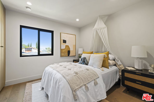 11268 Dona Lola Drive, Studio City CA: https://media.crmls.org/mediaz/ff38cd91-dfbf-4e9d-9c83-e72cd3e67557.jpg