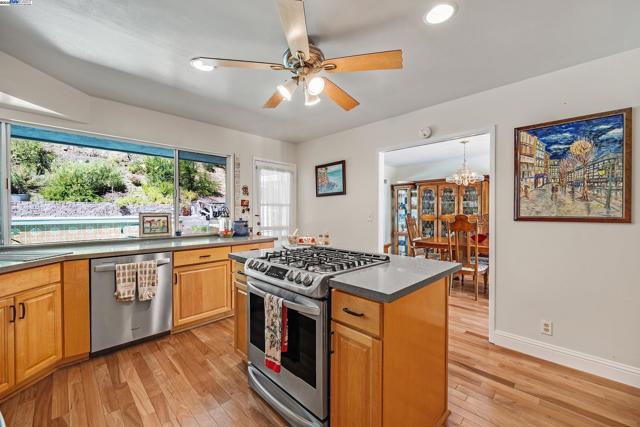 1923 Green Valley Rd, Alamo CA: https://media.crmls.org/mediaz/ff38d7f5-baf2-4d93-87e0-ae80837c0b52.jpg