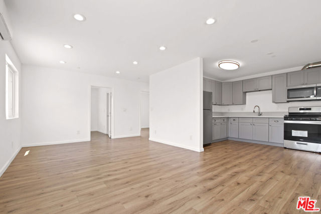649 1/2 W 92nd Street, Los Angeles CA: https://media.crmls.org/mediaz/ff38f992-71fb-4757-9e01-bb99ae289581.jpg