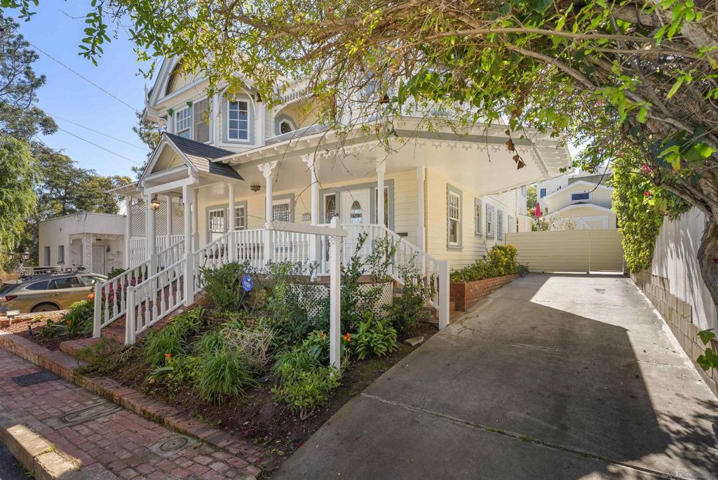 921 Court Way - photo 7