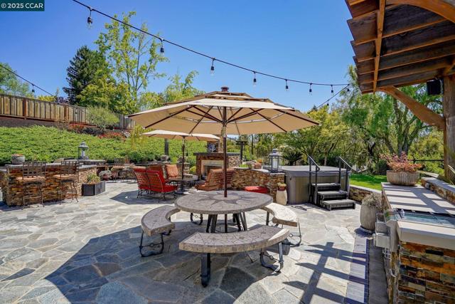 219 Nottingham Pl, Danville CA: https://media.crmls.org/mediaz/ff396824-afb4-4b59-99c3-960991dc66a7.jpg