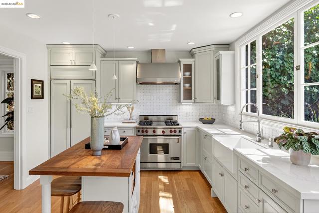 1145 Mandana Blvd, Oakland CA: https://media.crmls.org/mediaz/ff3aa9dd-6582-44da-9823-369b2bb84440.jpg
