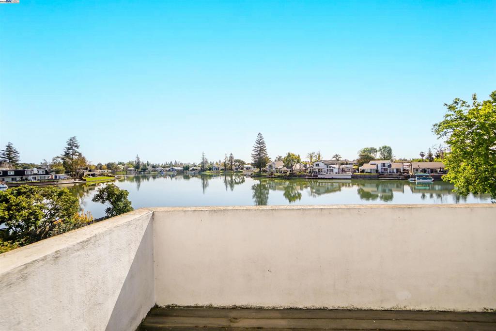 https://media.crmls.org/mediaz/ff3ae455-f1d6-4bdc-a36a-f56b7b8f2293.jpg?preset=X-Large