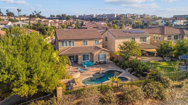 542 Adobe Estates Dr, Vista CA: https://media.crmls.org/mediaz/ff3b1877-f18c-4f66-8dd5-5121e61e0468.jpg