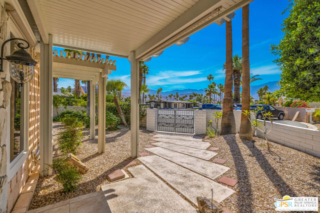 10 International Boulevard, Rancho Mirage CA: https://media.crmls.org/mediaz/ff3bc1c2-4002-4244-894c-94fbe3b415ab.jpg
