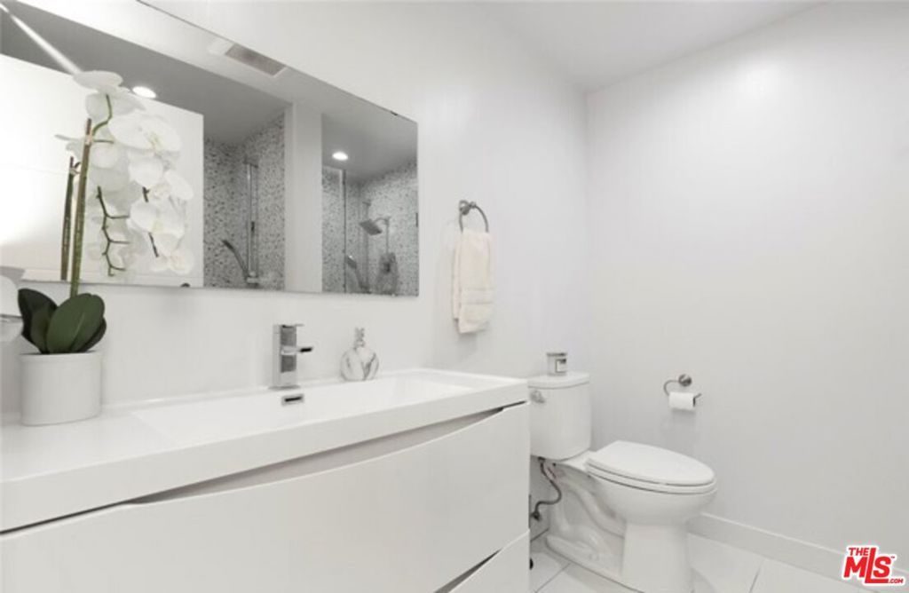 https://media.crmls.org/mediaz/ff3c8ab2-a1ad-4446-a266-9789393142e9.jpg?preset=X-Large