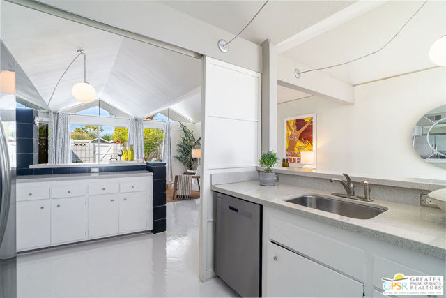 1772 S Araby Drive, Palm Springs CA: https://media.crmls.org/mediaz/ff3cae25-e5e3-49ce-a44f-16bbc5f1e666.jpg