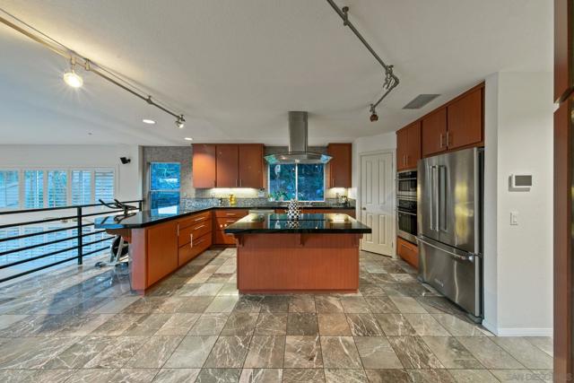 10164 Vivera Dr, La Mesa CA: https://media.crmls.org/mediaz/ff3d5801-0575-4369-b6ef-1a91eb4c6867.jpg