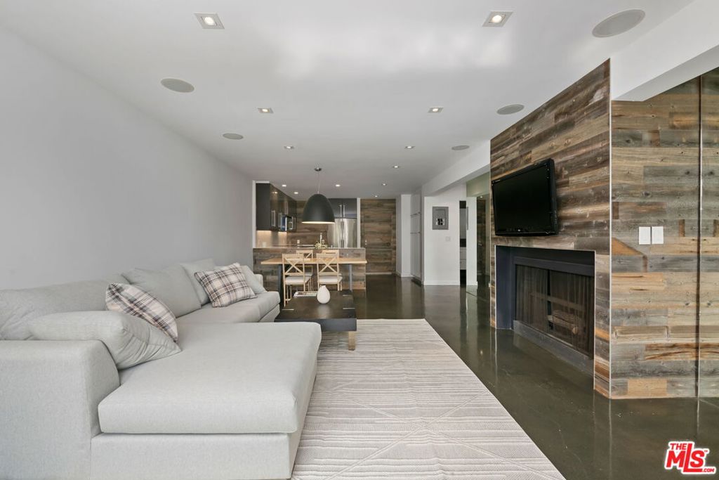 11645 Montana Avenue #103