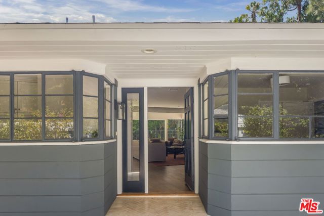 11349 Canton Drive, Studio City CA: https://media.crmls.org/mediaz/ff3ef3f0-058f-4655-a8ef-da074f013515.jpg