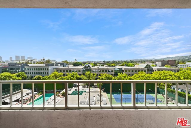 339 N Palm Drive, Beverly Hills CA: https://media.crmls.org/mediaz/ff3fc2ba-327d-4e83-af8d-534b8506b952.jpg