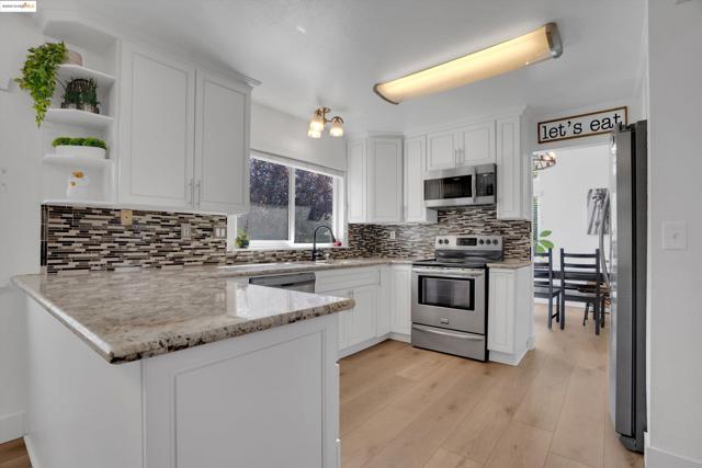 235 Pecan Pl, Brentwood CA: https://media.crmls.org/mediaz/ff408c4f-5b85-4465-8346-76c7d794f3bd.jpg