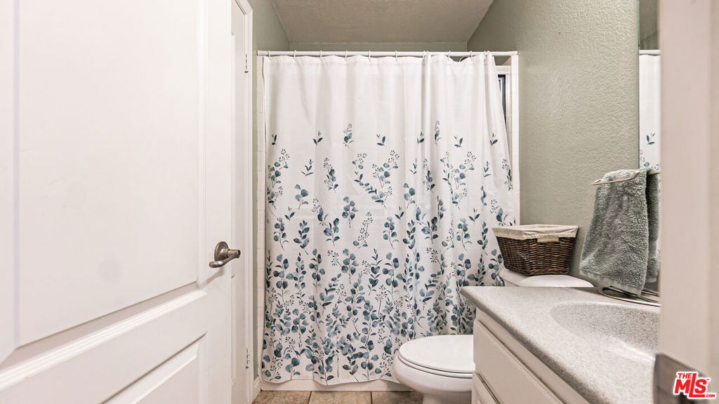 https://media.crmls.org/mediaz/ff417267-1cca-40d8-8c62-0165cc2dbc1c.jpg?preset=X-Large
