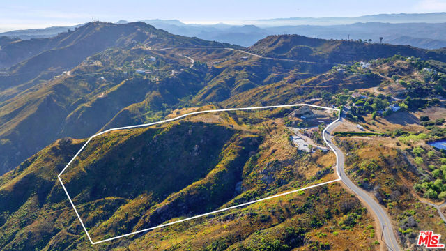 23010 Saddle Peak Road, Topanga CA: https://media.crmls.org/mediaz/ff41d310-ef5c-4c3c-8b47-e7e1566e842a.jpg