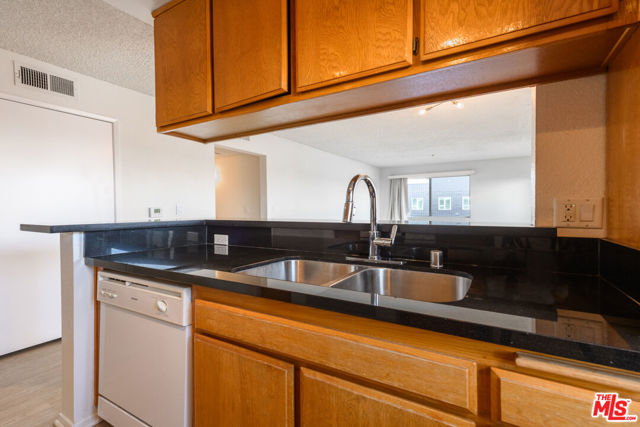 340 N Hayworth Avenue, Los Angeles CA: https://media.crmls.org/mediaz/ff4226c7-28be-4696-b721-d18dbcf6780b.jpg