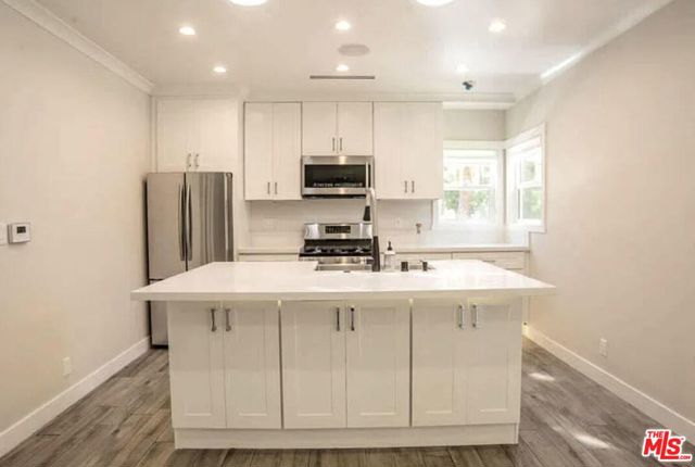 6526 San Vicente Boulevard, Los Angeles CA: https://media.crmls.org/mediaz/ff42dc14-07d6-4c2a-8a90-5c243bca1490.jpg