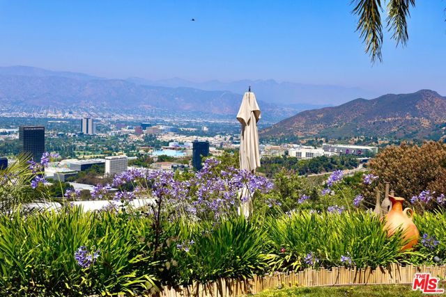 7833 Torreyson Drive, Los Angeles CA: https://media.crmls.org/mediaz/ff4427a3-abd6-4c61-8382-33c5fa985093.jpg