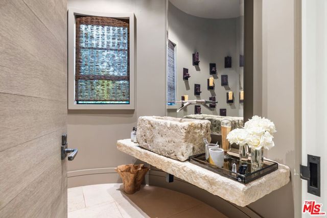 3396 Stone Ridge Lane, Los Angeles CA: https://media.crmls.org/mediaz/ff442a07-4106-4a39-945a-982a2be5b479.jpg