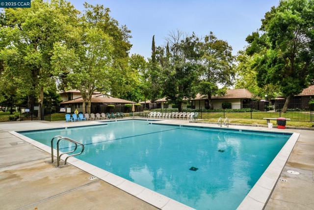 5475 Roundtree Pl, Concord CA: https://media.crmls.org/mediaz/ff454669-25c2-4b2b-af2d-c6e2d5698bd1.jpg