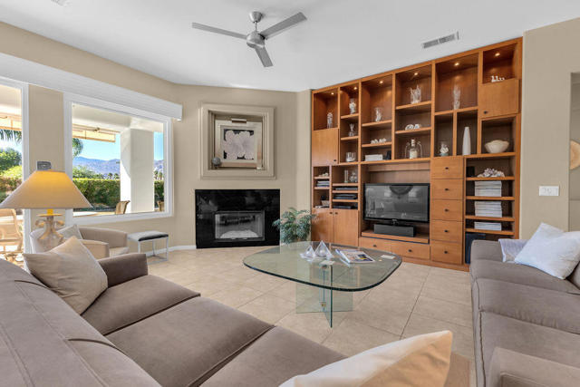 29 Calle La Reina, Rancho Mirage CA: https://media.crmls.org/mediaz/ff464de5-631d-423c-9b22-976a6c29d9fd.jpg