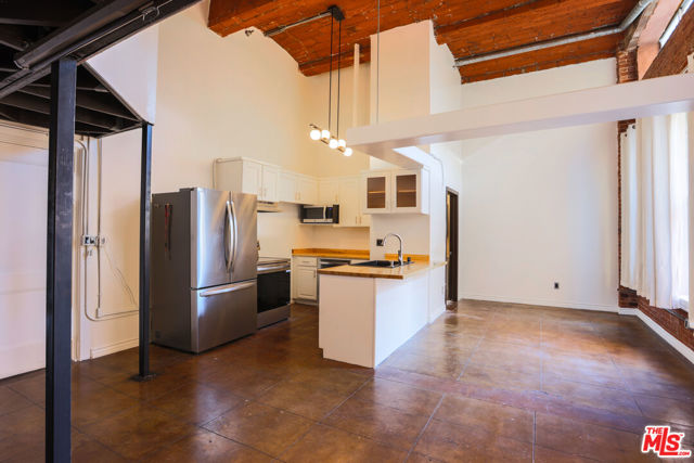 215 W 7th Street, Los Angeles CA: https://media.crmls.org/mediaz/ff47adb0-77b0-42f1-9e16-a273fbc7a85b.jpg