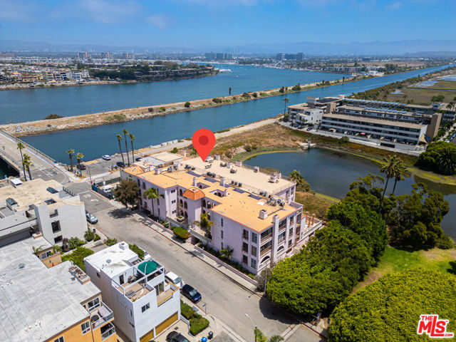 6220 Pacific Avenue, Playa del Rey CA: https://media.crmls.org/mediaz/ff4b6ca9-21c8-43c4-bf4a-c3d50cd98f34.jpg