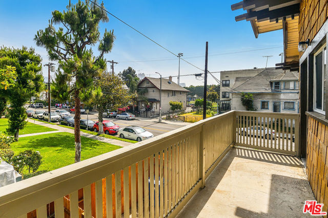 1101 W 18th Street, Los Angeles CA: https://media.crmls.org/mediaz/ff4bcb77-6b9f-4cd5-a701-944c20c2bf1c.jpg