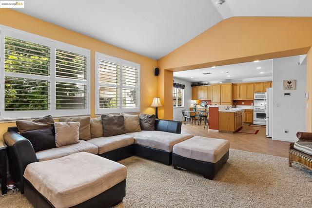 907 Snapdragon Way, Brentwood CA: https://media.crmls.org/mediaz/ff4c426c-862d-482c-9827-22b2e546a79d.jpg