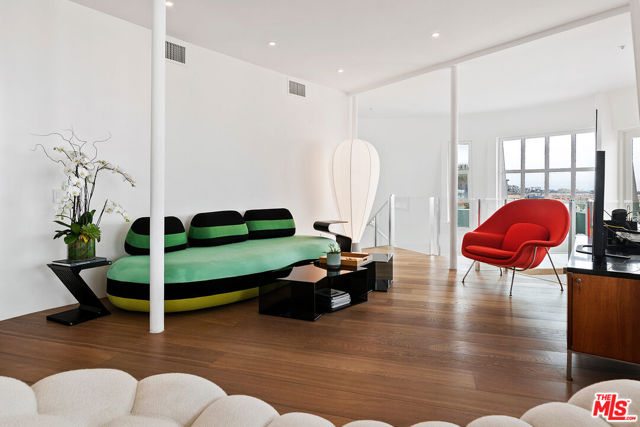 Image 16 of 50 For 270 Palisades Beach Road 203