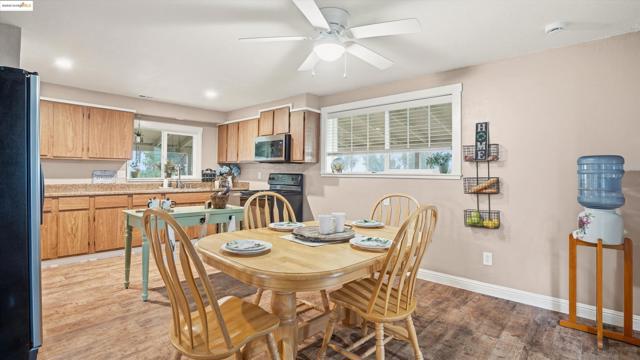 5372 Tule Tree Ln, Oakley CA: https://media.crmls.org/mediaz/ff4e00e1-ab8d-4b5d-bf64-71bc6d0c88fd.jpg