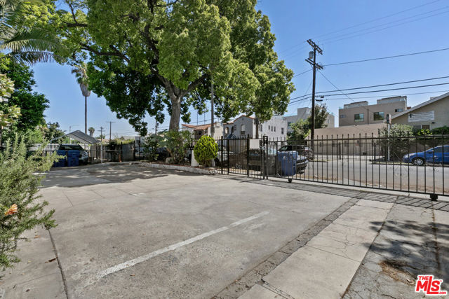 3915 1/2 S Budlong Avenue, Los Angeles CA: https://media.crmls.org/mediaz/ff4e6247-7a9b-4db3-b91c-0a159ef6834c.jpg