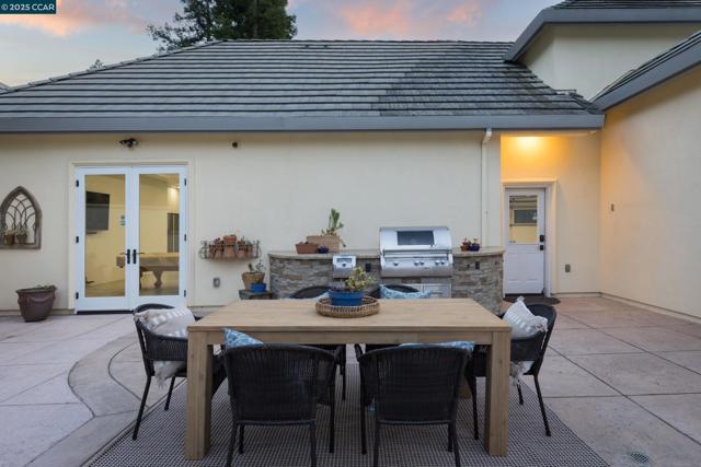 5427 Blackhawk Dr, Danville CA: https://media.crmls.org/mediaz/ff4eeee5-b3b1-4a21-8cf2-1b13778cc282.jpg