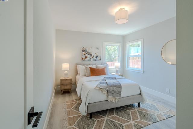 10007 Burr St, Oakland CA: https://media.crmls.org/mediaz/ff50cc9e-423d-4c5e-b6cb-172955e33c4e.jpg