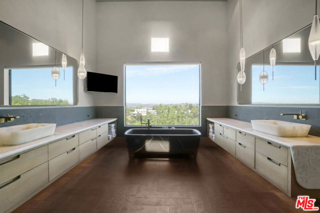 9152 Janice Place, Beverly Hills CA: https://media.crmls.org/mediaz/ff50e6e6-ace4-4046-afb4-15cce3023ef0.jpg