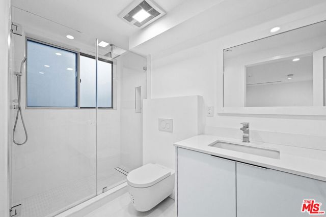 621 N Kings Road, West Hollywood CA: https://media.crmls.org/mediaz/ff52351f-bd62-41af-93a7-7d0759ee99e8.jpg