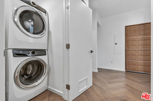 132 N Swall Drive, Los Angeles CA: https://media.crmls.org/mediaz/ff52a853-9cb6-416c-ac0e-83bd5741aad0.jpg
