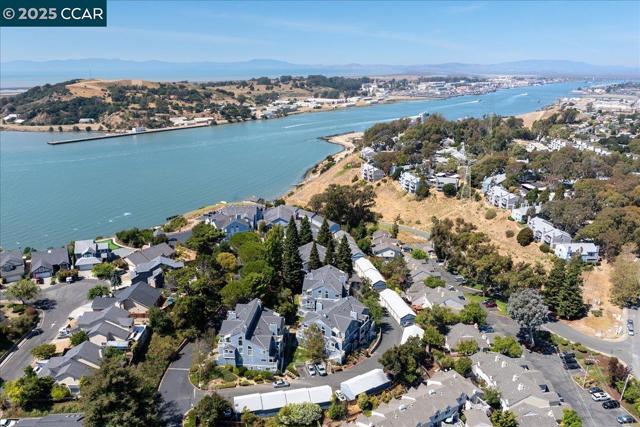 219 Sea Crest Cir, Vallejo CA: https://media.crmls.org/mediaz/ff53e030-a479-48ab-a014-a26e153ee416.jpg