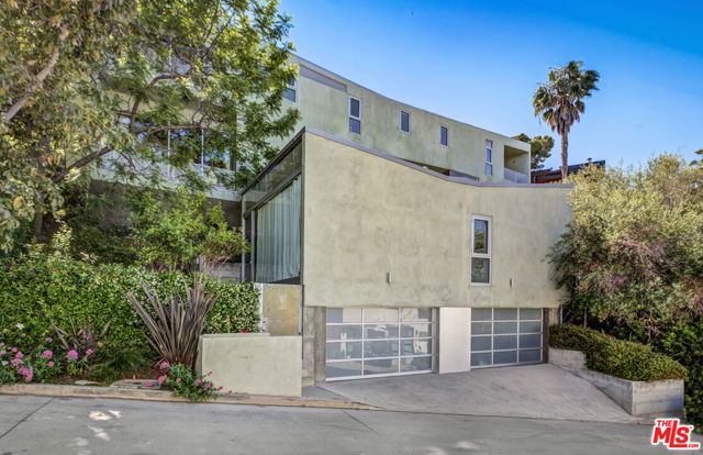 3813 Ronda Vista Place, Los Angeles CA: https://media.crmls.org/mediaz/ff5446d3-7eec-4f35-972b-8ad0e116461d.jpg
