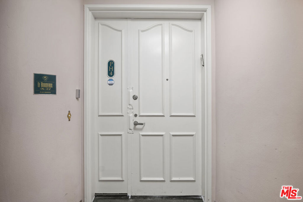 https://media.crmls.org/mediaz/ff548096-96b9-44b1-935b-2e693ae6e3cd.jpg?preset=X-Large