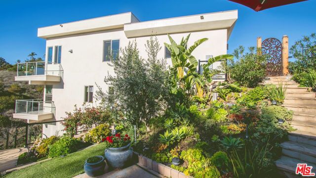 5787 Calpine Drive, Malibu CA: https://media.crmls.org/mediaz/ff562a00-fea7-40e9-bee2-17c7d3ba7ea2.jpg